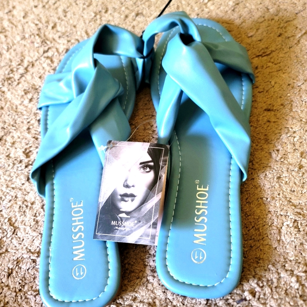 NWT MUSSHOE Flat Slippers for Women.